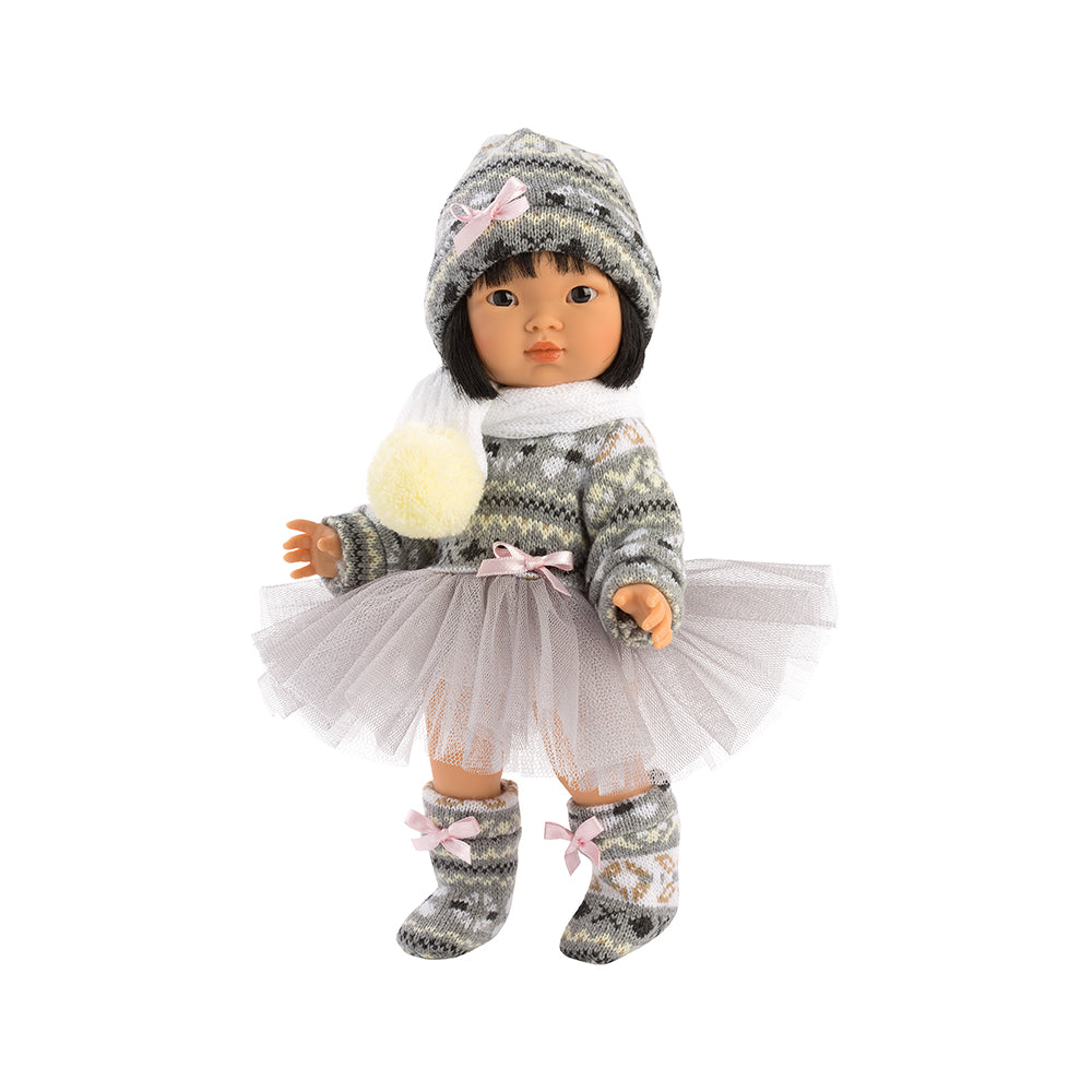 28034 - Lu: Lu es una muñeca asiática a la que le encanta ir abrigada y con estilo. Sus colores favoritos son el gris y el rosa. ¿Te gusta su falda tutú?